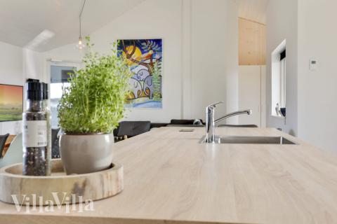 Välinrett kök i lyxstuga nr 476 i Nordjylland.