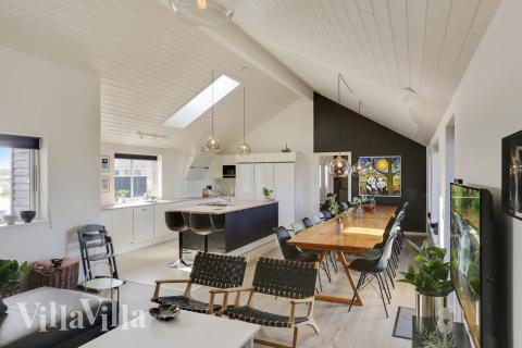 Det stora ljusa vardagsrummet i lyxstuga nr 476 för 20.