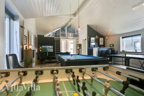 Aktivitetsrum i lyxstuga nr 476 med 8 sovrum och plats för 20 personer.