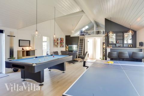 Förutom de många timmar som du kan tillbringa i stugans poolavdelning erbjuder lyxstuga 476 även biljard, bordtennis och dart