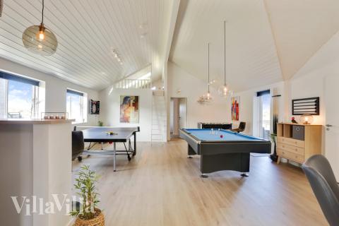 Tävla i sommarhusets aktivitetsrum när ni besöker lyxhus nr 476 i Nordjylland.