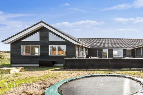 Till den trevliga sommarstugan nr 476 i Nordjylland erbjuds en mängd utomhusaktiviteter, t.ex. lektorn och gungor