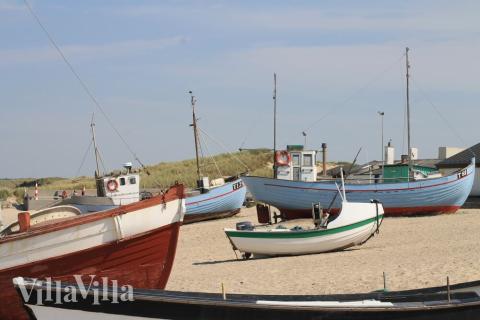 Stranden i närheten av lyxhus 476 i Nordjylland bjuder in till en promenad.