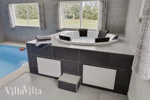 Njut av spabadets värme i lyxstuga nr 445 i Lolland/Falster/Møn