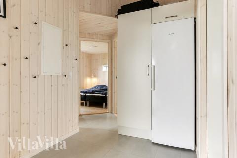 Den rymliga entrén i lyxstuga nr 445 i Lolland/Falster/Møn