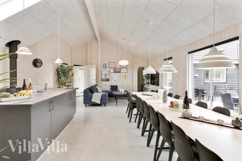 Vardagsrummet i lyxstuga nr. 445 har plats för 20 personer.