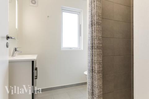 Ett duschrum finns i lyxstuga nr 445 för 20 personer.