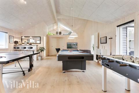 Lyxstuga 445 för 20 personer har ett stort aktivitetsrum med bl.a. biljard och dart