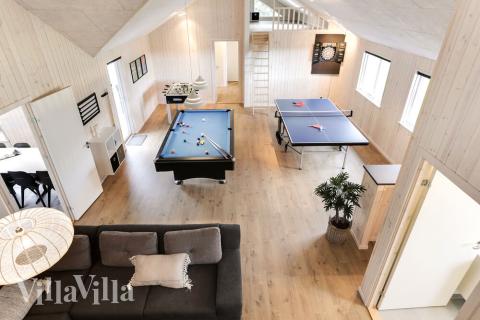 Aktivitetsrum i lyxstuga nr 445 med 8 sovrum och plats för 20 personer.