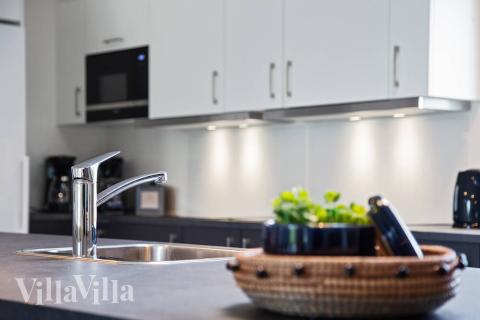 Köket i lyxstuga nr 445 är utrustat så att ni kan laga mat till 20 personer.