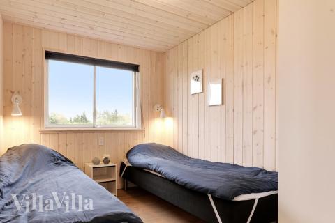 Ett av de 8 utmärkta sovrummen i lyxstuga nr 445 i Lolland/Falster/Møn.