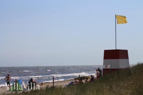 Stranden i närheten av lyxhus 445.