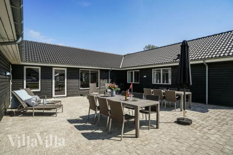 Lyxstuga nr 451 har en härlig terrass med sköna trädgårdsmöbler för 20 personer.