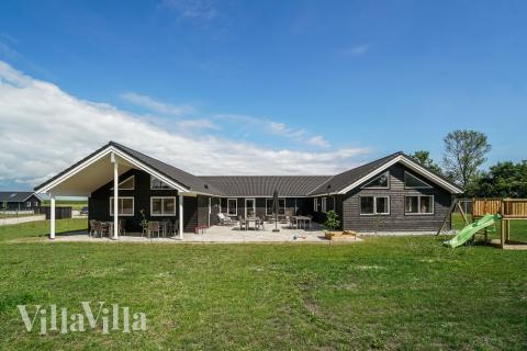 Den praktfulla poolstugan nr 451 med plats för 20 personer ligger i Østjylland