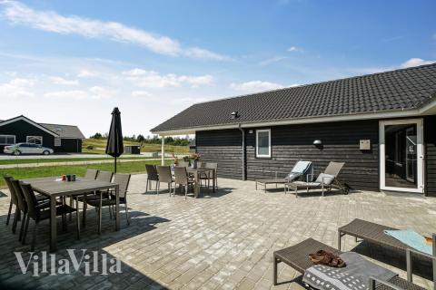 Stor terrass i lyxstuga nr 451 i Østjylland.