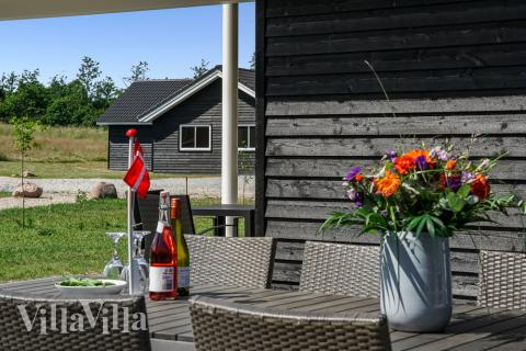 På terrassen i sommarhus nr 451 finns det plats för upp till 20 gäster.
