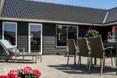 Njut av en grillkväll på terrassen i lyxstuga nr 451 i Østjylland