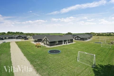 Den tjusiga sommarstugan nr 451 med gott om plats för upp till 20 personer