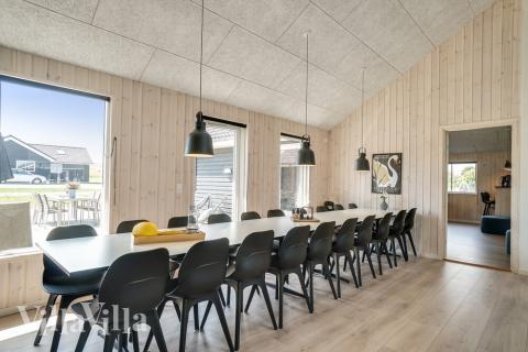 Vardagsrummet i lyxstuga nr. 451 har plats för 20 personer.