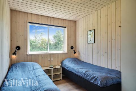 Ett av de 8 utmärkta sovrummen i lyxstuga nr 451 i Østjylland.