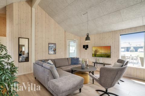 Det stora ljusa vardagsrummet i lyxstuga nr 451 för 20.