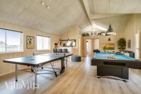 Aktivitetsrum i lyxstuga nr 451 med 8 sovrum och plats för 20 personer.