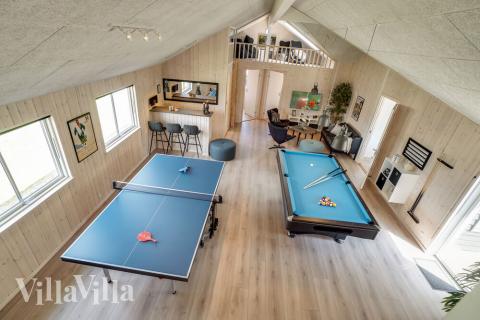 Lyxstuga 451 för 20 personer har ett stort aktivitetsrum med bl.a. biljard och dart