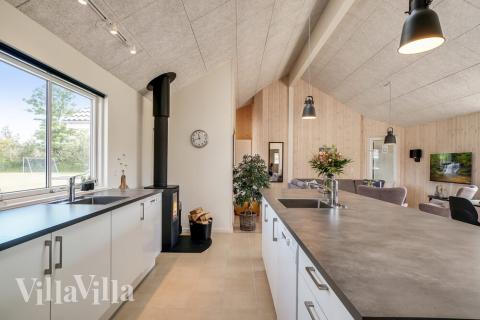 Köket i lyxstuga nr 451 är utrustat så att ni kan laga mat till 20 personer.