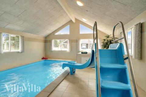 Sommarstuga 451 är inredd med en smakfull poolavdelning som har vattenrutschbana, ett stort inbyggt spapad och bastu