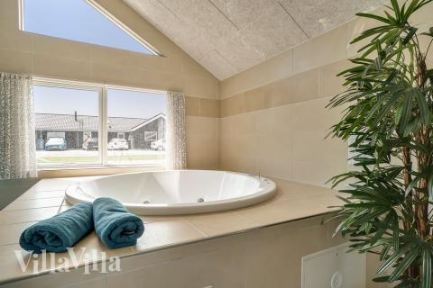 Njut av spabadets värme i lyxstuga nr 451 i Østjylland