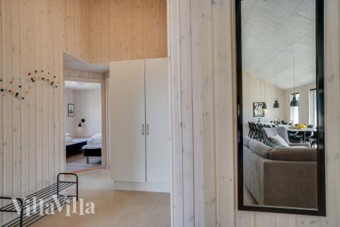 Den rymliga entrén i lyxstuga nr 451 i Østjylland