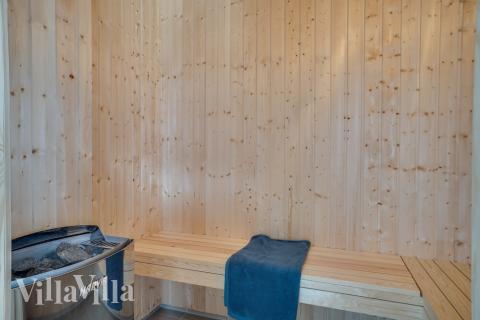 Njut av bastuvärmen i lyxstuga nr 451 för 20 personer