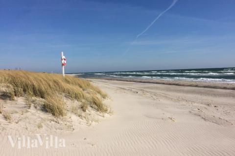 Stranden i närheten av lyxhus 451 i Østjylland bjuder in till en promenad.