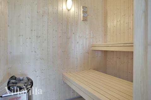 Njut av bastuvärmen i lyxstuga nr 459 för 16 personer