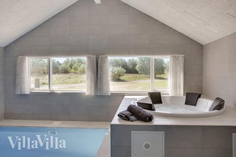 Njut av spabadets värme i lyxstuga nr 459 i Lolland/Falster/Møn