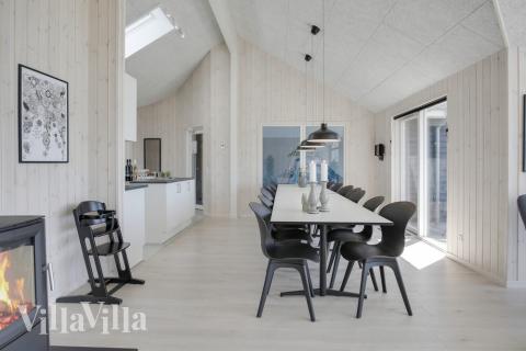 Ni kan sitta 16 personer tillsammans i vardagsrummet när ni besöker lyxhus nr 459 i Lolland/Falster/Møn.