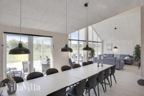 Det stora ljusa vardagsrummet i lyxstuga nr 459 för 16.