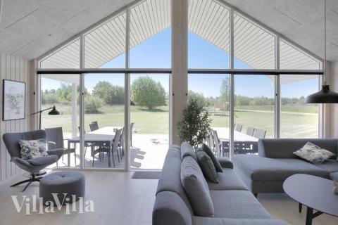 Vardagsrummet i lyxstuga nr. 459 har plats för 16 personer.