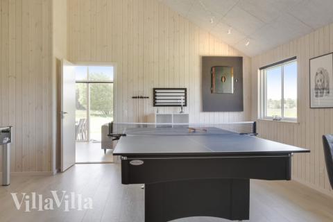 Förutom de många timmar som du kan tillbringa i stugans poolavdelning erbjuder lyxstuga 459 även biljard, bordtennis och dart