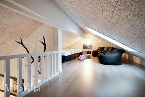 Några av de 18 sovplatserna finns på loftet i lyxstuga nr 460