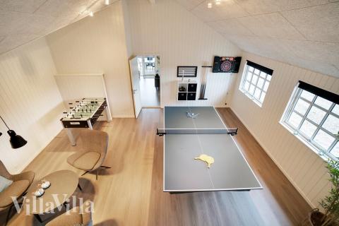 Förutom de många timmar som du kan tillbringa i stugans poolavdelning erbjuder lyxstuga 460 även biljard, bordtennis och dart