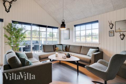 Det stora ljusa vardagsrummet i lyxstuga nr 460 för 18.