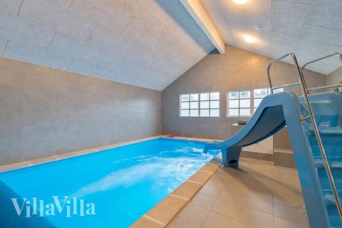 Sommarstuga 460 är inredd med en smakfull poolavdelning som har vattenrutschbana, ett stort inbyggt spapad och bastu