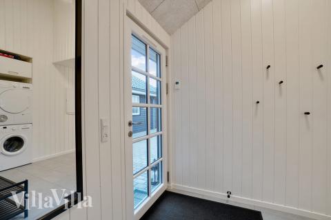 Den rymliga entrén i lyxstuga nr 460 i Vestjylland