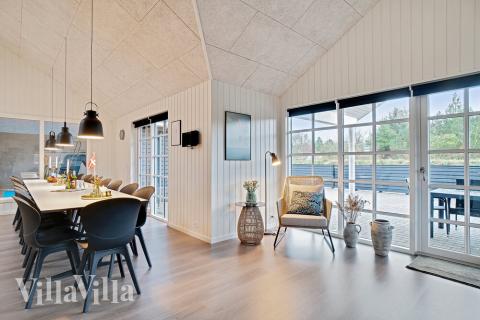 Vardagsrummet i lyxstuga nr. 460 har plats för 18 personer.