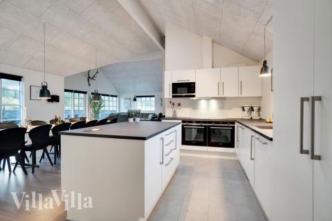 Köket i lyxstuga nr 460 är utrustat så att ni kan laga mat till 18 personer.