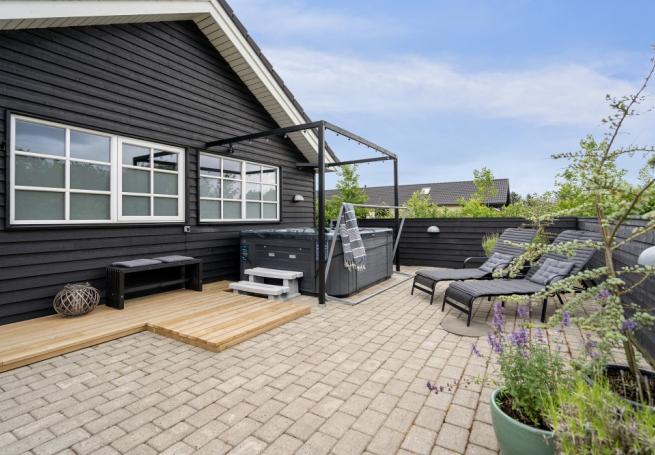 Njut av spabadets värme i lyxstuga nr 460 i Vestjylland