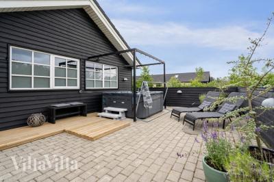 Njut av spabadets värme i lyxstuga nr 460 i Vestjylland