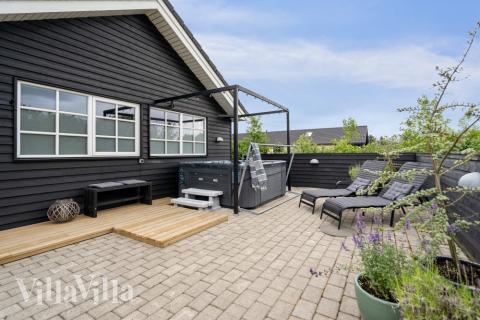 Njut av spabadets värme i lyxstuga nr 460 i Vestjylland