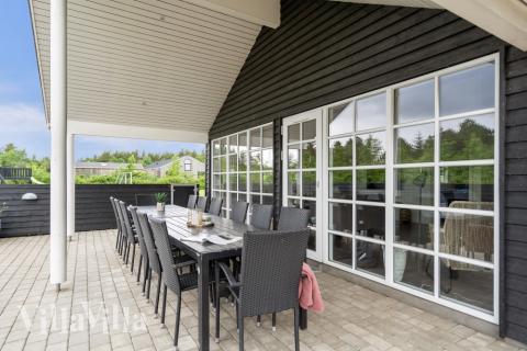 Lyxstuga nr 460 har en härlig terrass med sköna trädgårdsmöbler för 18 personer.